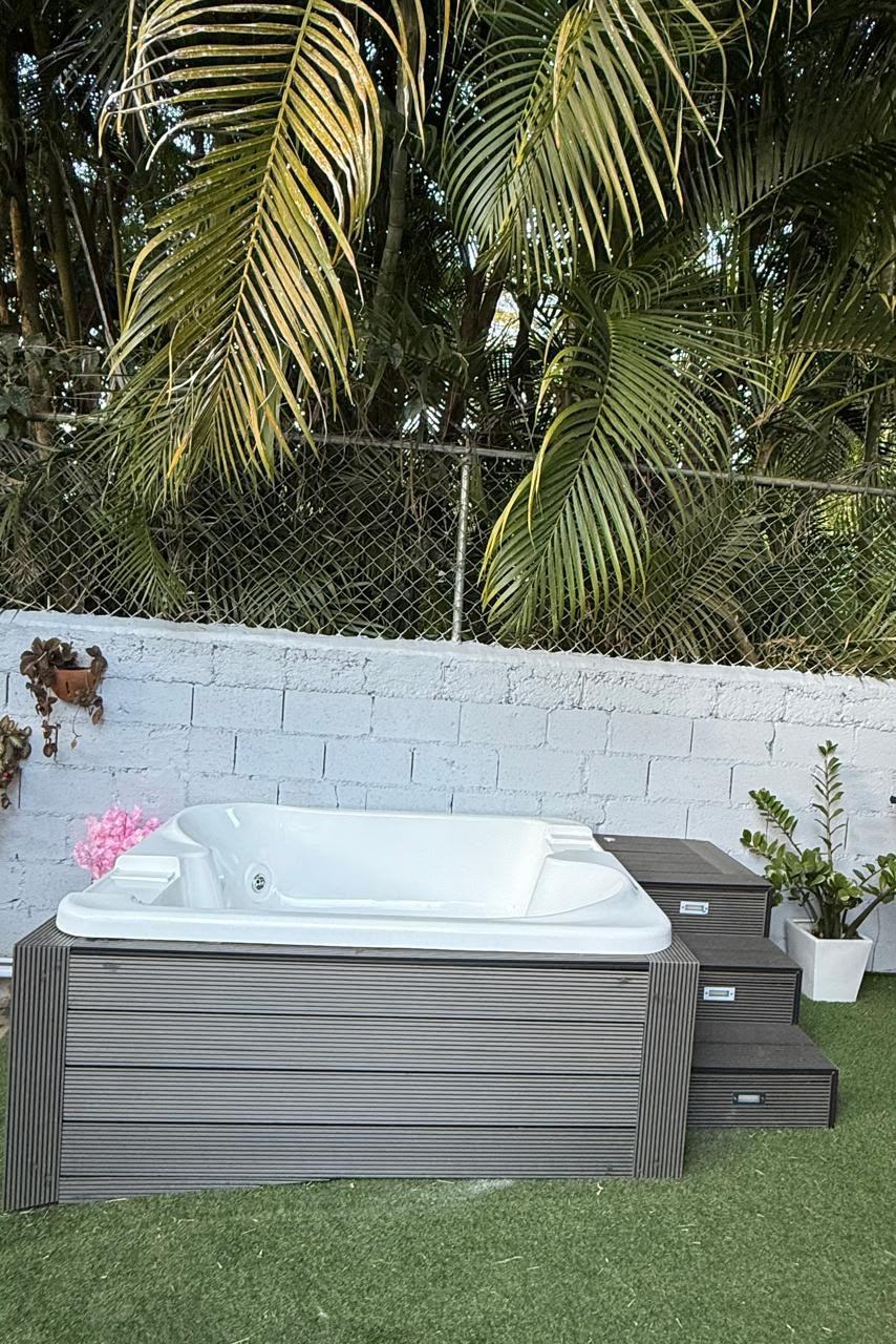Jacuzzi prefabricado con escalones