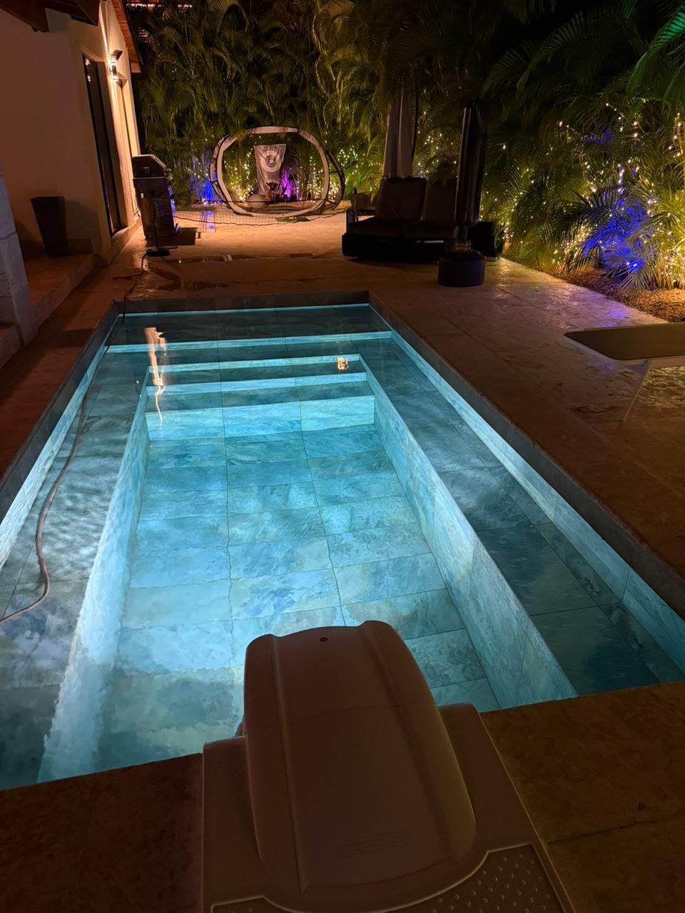 Piscina iluminada de noche