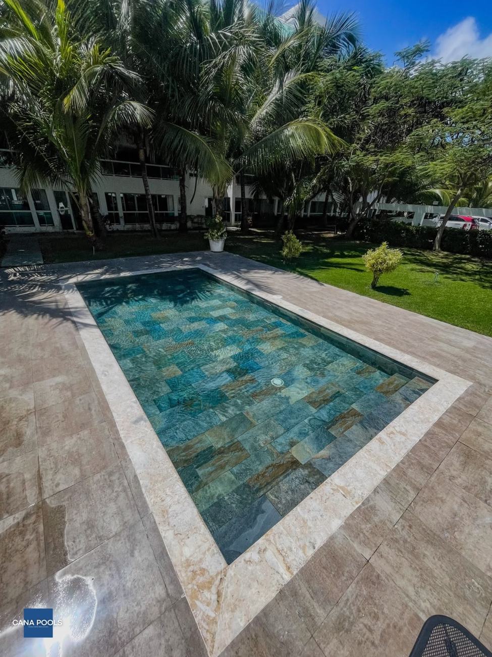 Piscina rectangular con revestimiento en piedra