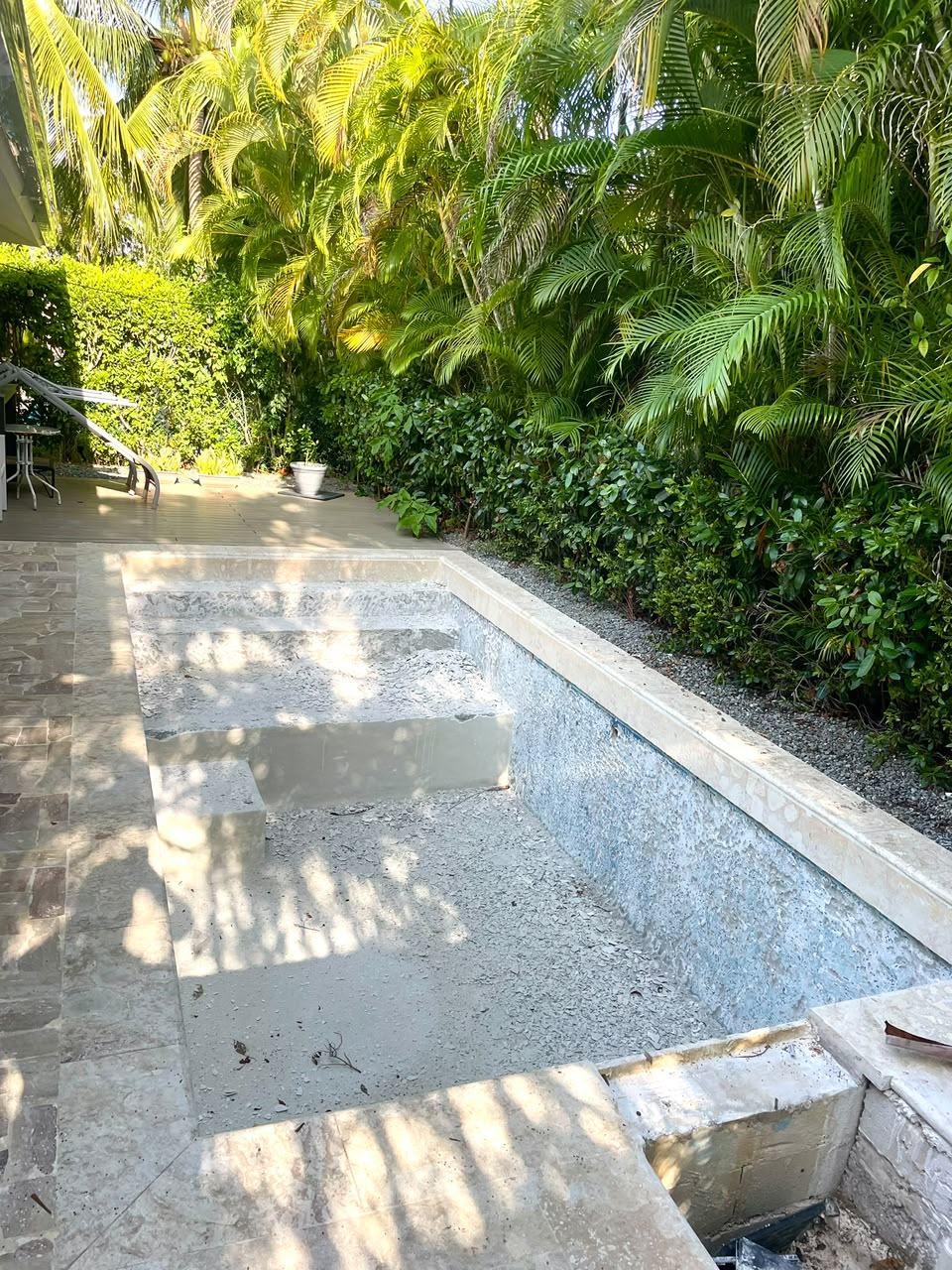 Piscina vacía antes de la remodelación
